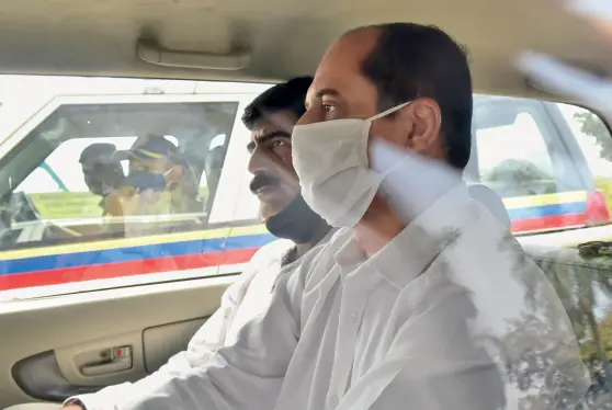  ?? ANSHUMAN POYREKAR/ GETTY IMAGES ?? MAN IN THE MUDDLE Vaze being taken to NIA court on March 14