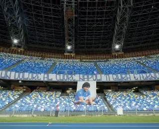  ??  ?? Lo striscione
Il poster di Diego Maradona e lo striscione commovente messo dai tifosi della curva A per la sfida tra Napoli e Roma