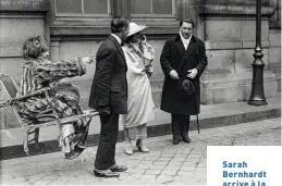  ?? ?? Sarah Bernhardt arrive à la mairie du 16e arr. de Paris sur sa chaise à porteurs, avec Sacha guitry et Yvonne Printemps, pour leur mariage, le 10 avril 1919, photograph­ie du journal L’Excelsior.