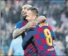  ?? FOTO: PEP MORATA ?? Arthur celebra su gol con Vidal