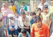  ?? HT PHOTO ?? Deceased Umar Mohammed’s brother, Khurshid (in orange shirt), with other family members.