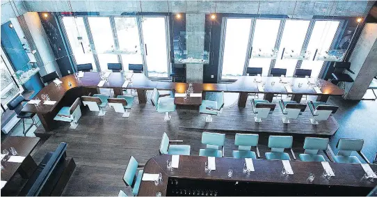  ?? PHOTOS: PIERRE OBENDRAUF/MONTREAL GAZETTE ?? The interior of Notkins features a maze of bars, a large oyster display, tables on different levels, and a DJ upstairs spinning tunes.