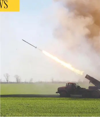  ?? SERHII NUZHNENKO/THE ASSOCIATED PRESS ?? Ukrainian servicemen fire a rocket in Luhansk Region on Tuesday. More heavy weaponry is on its way to Ukraine.