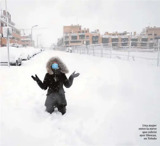  ?? ÁNGEL DE ANTONIO ?? Una mujer entre la nieve
que cubrió ayer Illescas,
en Toledo