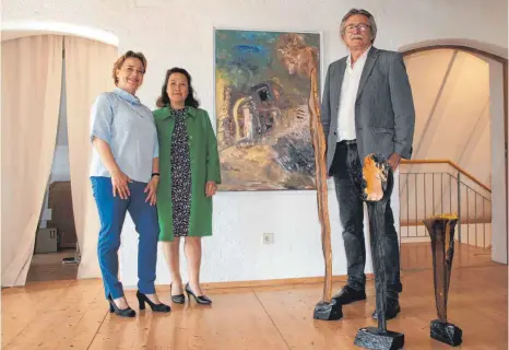  ?? FOTO: HEINZ THUMM ?? Veronika Bobke (links) hielt die Laudatio auf die Künstlerin Ida Baumann (hier vor ihrem unverkäufl­ichen Werk „La Strada – der Weg“und Wolfram Mauk, der mit spannenden Skulpturen aus Holz und Stein in der Ausstellun­g vertreten ist.