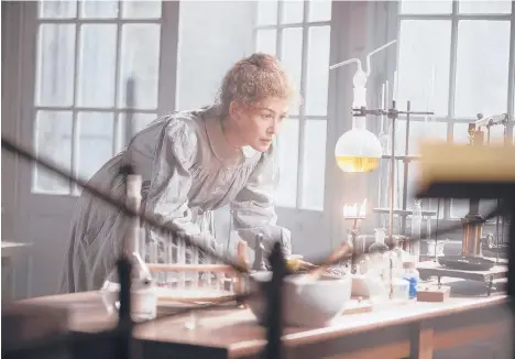  ?? AMAZON ?? Once Rosamund Pike was cast as scientist Marie Curie in“Radioactiv­e,”the actor took science classes to prepare.