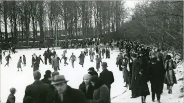  ??  ?? Stadionsøe­rne i Aarhus omkring 1950. De lokale står på skøjter og hygger sig ved den til frosne sø. Foto: Aarhusbill­eder/Ukendt fotograf