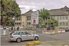  ??  ?? Die Baustelle für die Kanalerneu­erung schnürt die Quirinstra­ße in Höhe des ehemaligen Comenius-Gymnasiums seit Monaten ab.