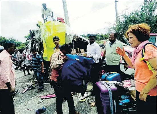  ?? STR / EFE ?? Imágenes posteriore­s a la colisión entre un camión y el minibús en que viajaban 13 españoles, ayer en el estado indio de Andhra Pradesh