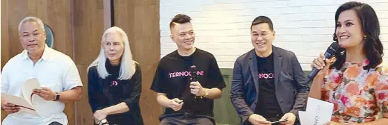  ??  ?? Daphne Oseña-Paez hosts the Ternocon 2018 press conference at Bench Café with (from left) Chris Millado, Inno Sotto, Gino Gonzales and Ben Chan.