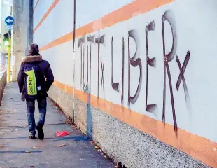  ??  ?? Vandalismi le scritte lasciate dagli anarchici sulla cinta di San Vittore e il foro del proiettile sparato contro il tram a San Silvestro