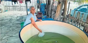  ??  ?? Paula Quiroz espera contar con el servicio de agua potable para no comprar a los carros tanqueros.