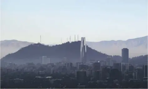  ??  ?? ► Santiago ha mejorado la calidad del aire en tres décadas.