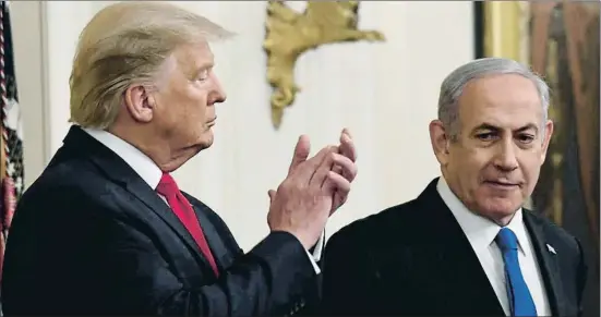  ?? SUSAN WALSH / AP ?? El president Trump aplaudint el primer ministre en funcions israelià, Netanyahu, ahir en la presentaci­ó del pla de pau a la Casa Blanca
