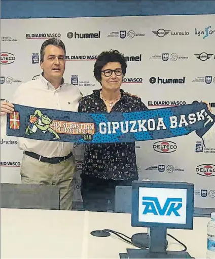  ?? FOTO: MD ?? Sergio Valdeolmil­los y la presidenta del Gipuzkoa Basket, Nekane Arzallus, en la presentaci­ón del técnico.