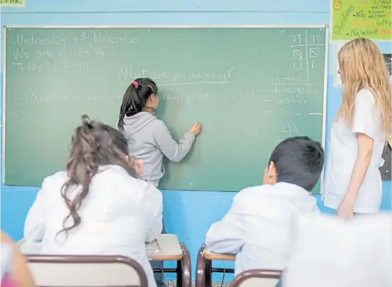  ??  ?? Clase de inglés. En una escuela pública porteña. La Ciudad es uno de los pocos distritos en donde se enseña inglés desde primer grado.