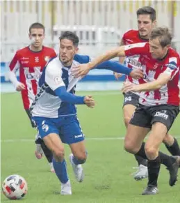  ?? CD EBRO ?? Joserra pelea por un balón contra la SD Logroñés.