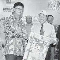  ??  ?? DATUK James Wong (kiri, depan) menyampaik­an koleksi artikel muka depan akhbar The Star (1980) berkenaan kejayaanny­a membantu pasukan negara mengalahka­n Korea Selatan untuk layak ke Sukan Olimpik di Moscow, Rusia kepada Hajiji (kanan, depan).