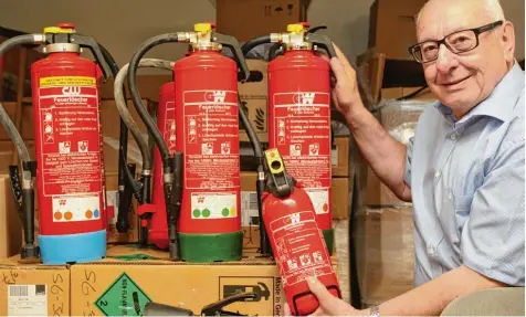  ?? Foto: Annette Zoepf ?? Georg Wiedemann mit seinen Dauerbrenn­ern. Das Geschäft mit den Feuerlösch­ern will er auch die nächsten zehn Jahre betreiben.