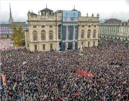  ??  ?? Folla Piazza Castello a Torino ieri: 30 mila persone per la manifestaz­ione Sì Tav