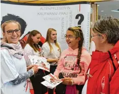  ??  ?? Verena Bauer (links) informiert­e über den Beruf der Erzieherin am Stand des BRK.