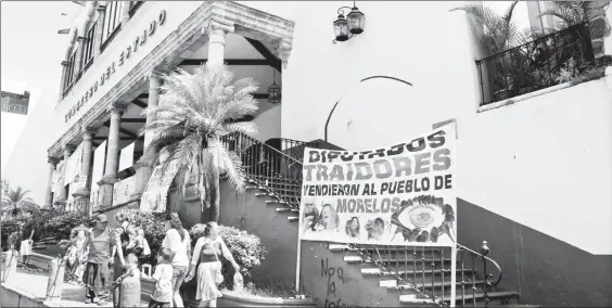  ??  ?? En julio del 2016, el Congreso de Morelos aprobó que el gobernador Graco Ramírez contratara un crédito de mil 500 millones de pesos para obras y otro, de 540 millones, para el sistema de transporte Morebús. La madrugada de ayer, una vez más en sesión...