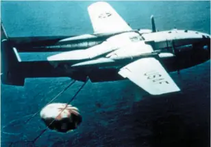  ?? U.S. ARMY ARCHIVE PHOTO ?? An Air Force cargo plane recovers a film canister ejected by a spy satellite.