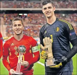  ??  ?? PREMIADOS. Hazard y Courtois, con sus premios del Mundial ruso.