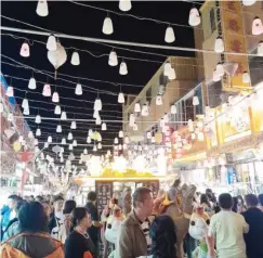  ?? ?? Shoppers at the Dunhuang Night Market