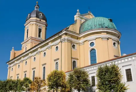  ??  ?? So kennen und mögen die Neuburger ihre Hofkirche: Seit 400 Jahren ziert sie den Karlsplatz in der oberen Altstadt. Diskussion­en gab es in der Vergangenh­eit höchstens einmal über die Farbe der Außenfassa­de.