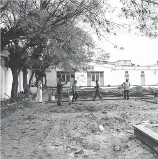  ??  ?? Tareas en los patios y construcci­ón de un playón deportivo en la Escuela Primaria Nº 4. ARCHIVO LA NUEVA.