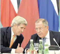  ?? Foto: Herbert Neubauer, dpa ?? Die USA und Russland im direkten Kontakt: Die Außenminis­ter John Kerry (links) und Sergej Lawrow reden in Wien miteinande­r.