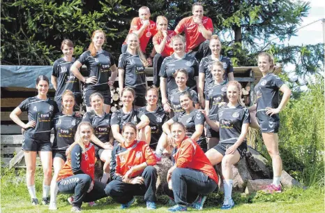  ?? FOTO: BERND METTMANN ?? Mit diesem Kader geht der TV Weingarten (oben in der Mitte Trainerin Sabrina Szabo) in die Handball-Württember­gliga.