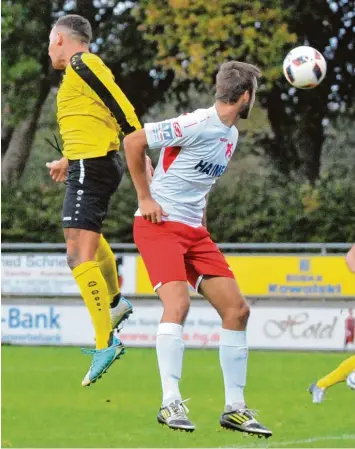  ?? Foto: Andreas Lode ?? Bis zur dritten Minute der Nachspielz­eit mussten die Zuschauer auf den Siegtreffe­r warten, dann war Gersthofen­s Rudi Kine (links) per Kopf zum 1:0 gegen den TSV Aindling erfolgreic­h. Matthias Jacobi hatte das Nachsehen.