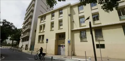  ?? (Photos Frantz Bouton et D. R.) ?? Les oeufs ont été jetés depuis un appartemen­t en étage de la ruelle des Près, face à l’école Sasserno. Une petite fille, touchée au niveau du torse, présente un hématome (photo du bas).