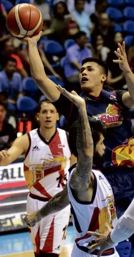  ?? AUGUST DELA CRUZ ?? RAIN or Shine’s Jericho Cruz soars to the hoop against the San Miguel Beermen’s Ronald Tubid during their semifinal duel last night at Smart Araneta Coliseum.