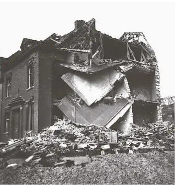  ??  ?? Der Hammerschm­idtplatz wurde im Januar 1945 von Bomben getroffen, mehrere Menschen starben bei dem Angriff.