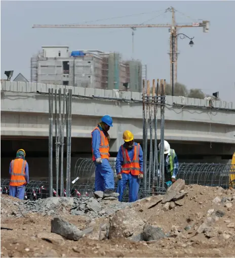  ?? Getty Images ?? Workers on a constructi­on site in Muscat. Oman’s open coastline is hindering its efforts to stop people smuggling