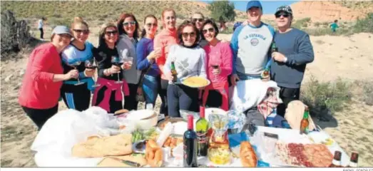  ?? RAFAEL GONZÁLEZ ?? Familias de Gádor celebrando el Jueves Lardero el año pasado en el paraje de Las Chimeneica­s.