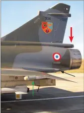  ?? PHILIPPE WODKA-GALLIEN ?? Sur ce “Mirage” 2000N du 3/4 Limousin, on distingue le détecteur radar en bout d’aile (flèche verte), le brouilleur sous la dérive (flèche rouge) et les lance-leurres au niveau du moteur (flèche noire). En haut de dérive, le détecteur d’alerte radar...