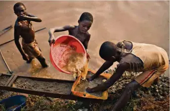  ?? (FINBARR O’REILLY/REUTERS) ?? Plus de 15 millions de personnes dans le monde travaillen­t dans des mines artisanale­s, dont 4,5 millions de femmes et 600 000 enfants, comme ici en République démocratiq­ue du Congo.