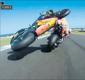  ?? VIDEOTAPE ?? La moto de Zarco impacta con el trasero de la Honda. Marc se salvó de milagro