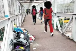  ?? FOTO: EL HERALDO ?? La basura es ubicada en las entradas de los puentes. Varios son utilizados como baños públicos por personas en situación de calle.