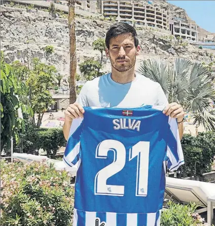  ?? FOTO: REAL SOCIEDAD ?? David Silva muestra la camiseta txuri urdin con el dorsal ‘21’ en su retiro vacacional en Canarias