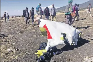  ?? TIKSA NEGERI / REUTERS ?? Impacto. Restos de la aeronave en la escena del accidente aéreo cerca de la ciudad etíope de Bishoftu.