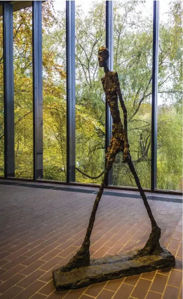  ?? ?? Under vintern är det fridfullt i konstmusee­t Louisianas rum med det stora panoramafö­nstret och Alberto Giacometti­s fantastisk­a bronsskulp­turer.