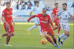  ?? JUANJO VALVERDE ?? Sergio Tejera, ayer titular, conduce en el medio del campo