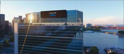  ??  ?? MARCA. El nuevo branding de la compañía fue acompañado con un enorme logo rediseñado de Telecom. Está en las oficinas corporativ­as que la empresa tiene en Puerto Madero.