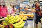  ?? ASSOCIATED PRESS FILE PHOTO ?? Students are given healthy choices on a lunch line at Draper Middle School in Rotterdam, N.Y.