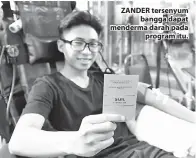  ??  ?? ZANDER tersenyum bangga dapat menderma darah pada program itu.